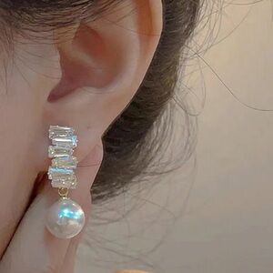 Elegant Pearl and Crystal Drop Earrings R286